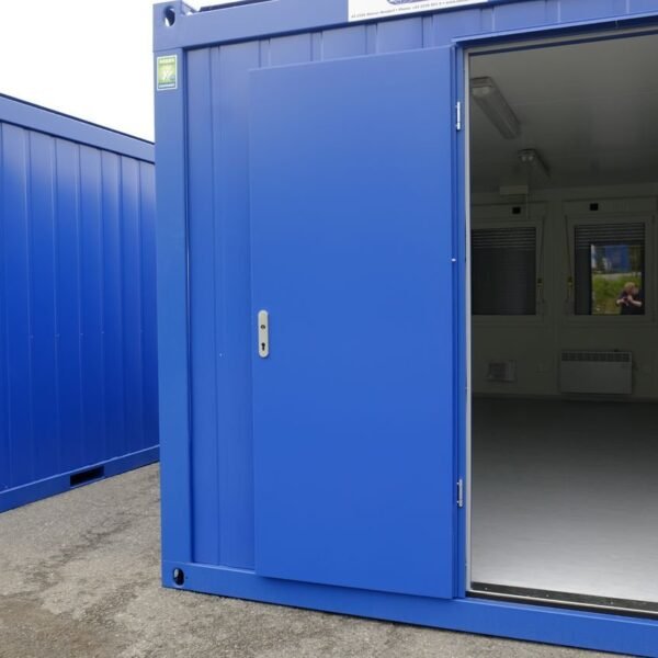 Contenedor de 20 pies con ventanas y puerta